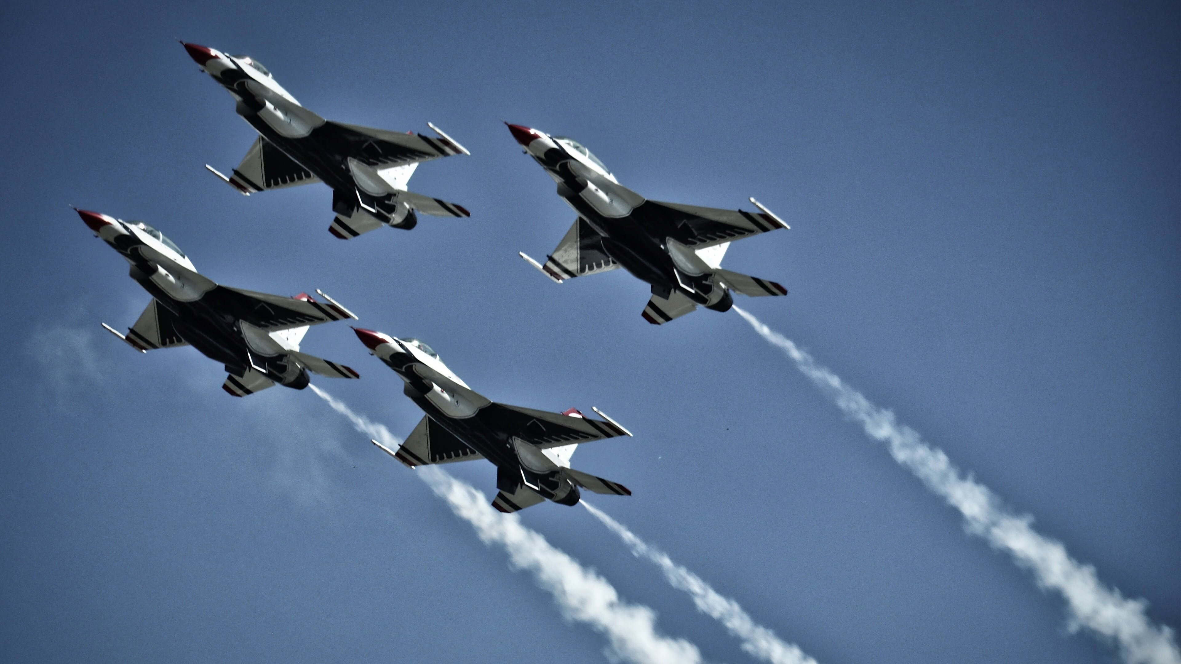 九游下载官网-“极速追逐：瞬间超车让全场沸腾”，极速追赶